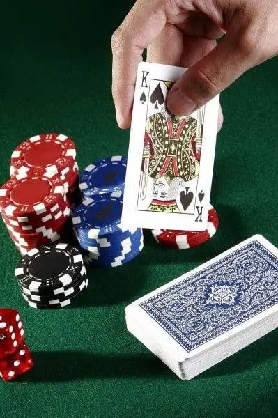 Người chơi trải nghiệm slot online trên mobile tại chuoichien